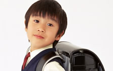 ランドセルをした小学生